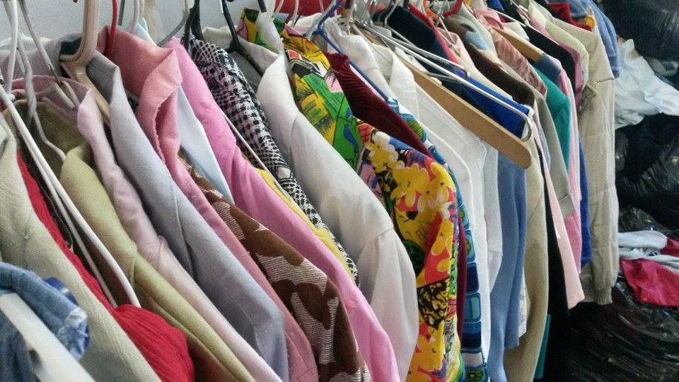 Feria Americana: por la crisis crece la venta de ropa usada