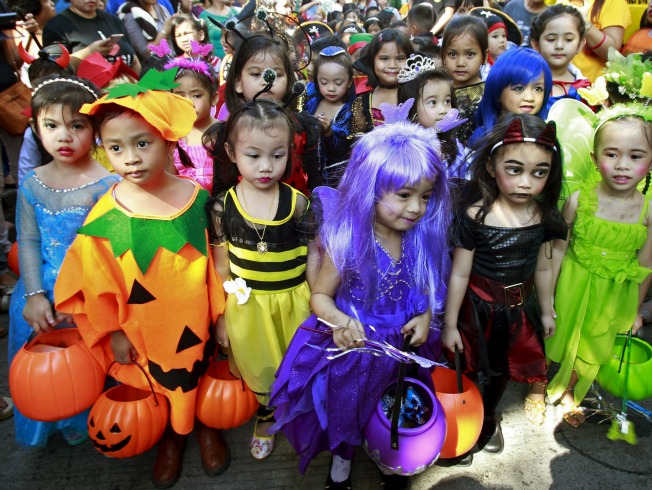 Students of Brainshire Science School wear costumes as they participate in a halloween parade in Paranaque city, metro Manila October 30, 2015.   REUTERS/Romeo Ranoco
