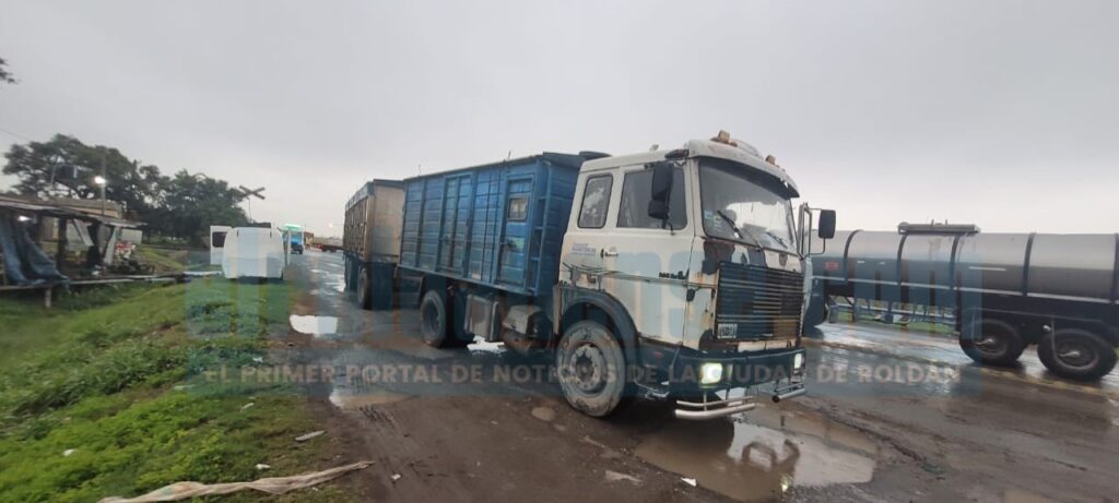 Choque entre un camión y una camioneta en el cruce de la A012 y la 34 ...