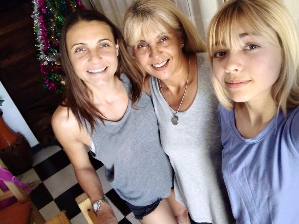 Sonia es la que está en el medio en la foto y a su lado, sus hijas